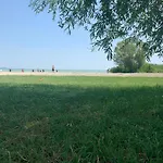 Mandulas A Kishaz Dezsaval Es Kilatassal A Balatonra