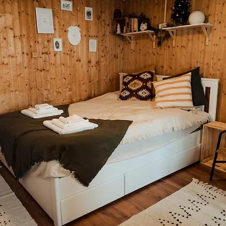 Mandulas A Kishaz Dezsaval Es Kilatassal A Balatonra Appartement *
